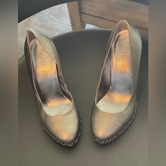 CHANEL "Chain": Deep Silver, Leather & "CC" Logo Pumps/Heels - Picture 4 of 16